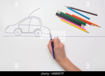Hand bemalt Auto auf der Straße mit Buntstiften Stockfoto