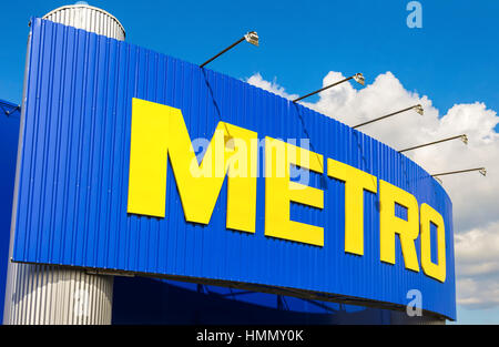 Moskau, Russland - 26. August 2016: Metro Group Zeichen. Die METRO Group ist eine deutsche Verteilergruppe. Es ist besonders bekannt für seine Großmärkte, profe Stockfoto