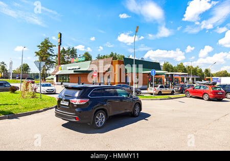 TVER REGION, Russland - 26. Juni 2016: McDonald's-Fastfood-Restaurant an der Autobahn Moskau - St. Petersburg. McDonald's ist der weltweit größte Kette o Stockfoto