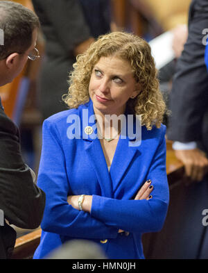 Washington, D.C., District of Columbia, USA. 20. Januar 2015. US-amerikanischer Jurist Debbie Wasserman Schultz (Demokrat von Florida) hört ein Kollege auf dem Boden vor Präsident Barack Obama seine Rede zur Lage der Union zu einer gemeinsamen Sitzung des Kongresses in das Kapitol auf Dienstag, 20. Januar 2015 zu liefern. Bildnachweis: Ron Sachs/AdMedia Credit: Ron Sachs/AdMedia/ZUMA Draht/Alamy Live-Nachrichten Stockfoto