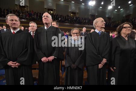 Washington, D.C, District of Columbia, USA. Januar 2015. (Aus L-R) die Richter Anthony M. Kennedy, Ruth Bader Ginsburg, Stephen G. Breyer und Sonia Sotomayor stehen am 20. Januar 2015 vor der Rede von US-Präsident Barack Obama zur Lage der Union im US-Kapitol in Washington, DC. Foto: Ron Sachs/AdMedia Credit: Ron Sachs/AdMedia/Alamy Live News Stockfoto
