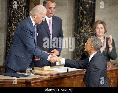 Washington, D.C., District of Columbia, USA. 20. Januar 2015. US-Präsident Barack Obama schüttelt Hände mit US-Vizepräsident Joe Biden als Sprecher des U.S. House John Boehner blickt auf nach Abgabe seiner Rede zur Lage der Union zu einer gemeinsamen Sitzung des Kongresses in das Kapitol auf Dienstag, 20. Januar 2015. Bildnachweis: Ron Sachs/AdMedia Credit: Ron Sachs/AdMedia/ZUMA Draht/Alamy Live-Nachrichten Stockfoto