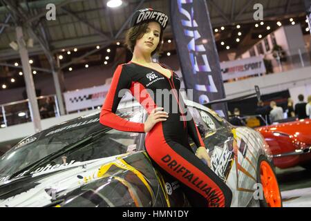 Moskau, Russland. 4. Februar 2017. Ein Modell posiert vor einem Rennwagen während der Motorsport Expo 2017 in Moskau, Russland, 4. Februar 2017. Bildnachweis: Oleg Brusnikin/Xinhua/Alamy Live-Nachrichten Stockfoto