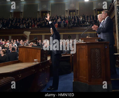 Washington, District of Columbia, USA. Januar 2015. US-Präsident Barack Obama winkt bei seiner Ankunft, um am 20. Januar 2015 im US-Kapitol in Washington, DC, die Rede zur Lage der Union zu halten. Foto: Mandel Ngan/CNP/AdMedia Credit: Mandel Ngan/AdMedia/Alamy Live News Stockfoto