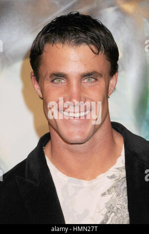 Hollywood, CA, USA. 5. März 2008. 17. Januar 2015 - Burbank, Kalifornien - Fitness-Experte und Reality TV star Greg Plitt wurde geschlagen und getötet von einem Metrolink Zug in Burbank, Kalifornien. Plitt erschien auf Bravo Work Out und Freunde, Liebhaber, die am vergangenen Montag uraufgeführt wurde. Plitt arbeitete nach seinem Abschluss in West Point im Jahr 2000 als ein US Army Ranger. Foto: 5. März 2008 - Hollywood, Kalifornien - Greg Plitt. "10.000 b.c. '' Los Angeles Premiere in Grauman Chinese Theatre. Bildnachweis: Byron Purvis/AdMedia Credit: Byron Purvis/AdMedia/ZUMA Draht/Alamy Live-Nachrichten Stockfoto