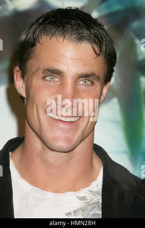 Hollywood, CA, USA. 5. März 2008. 17. Januar 2015 - Burbank, Kalifornien - Fitness-Experte und Reality TV star Greg Plitt wurde geschlagen und getötet von einem Metrolink Zug in Burbank, Kalifornien. Plitt erschien auf Bravo Work Out und Freunde, Liebhaber, die am vergangenen Montag uraufgeführt wurde. Plitt arbeitete nach seinem Abschluss in West Point im Jahr 2000 als ein US Army Ranger. Foto: 5. März 2008 - Hollywood, Kalifornien - Greg Plitt. "10.000 b.c. '' Los Angeles Premiere in Grauman Chinese Theatre. Bildnachweis: Russ Elliot/AdMedia Credit: Russ Elliot/AdMedia/ZUMA Draht/Alamy Live-Nachrichten Stockfoto