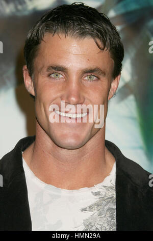 Hollywood, CA, USA. 5. März 2008. 17. Januar 2015 - Burbank, Kalifornien - Fitness-Experte und Reality TV star Greg Plitt wurde geschlagen und getötet von einem Metrolink Zug in Burbank, Kalifornien. Plitt erschien auf Bravo Work Out und Freunde, Liebhaber, die am vergangenen Montag uraufgeführt wurde. Plitt arbeitete nach seinem Abschluss in West Point im Jahr 2000 als ein US Army Ranger. Foto: 5. März 2008 - Hollywood, Kalifornien - Greg Plitt. "10.000 b.c. '' Los Angeles Premiere in Grauman Chinese Theatre. Bildnachweis: Russ Elliot/AdMedia Credit: Russ Elliot/AdMedia/ZUMA Draht/Alamy Live-Nachrichten Stockfoto