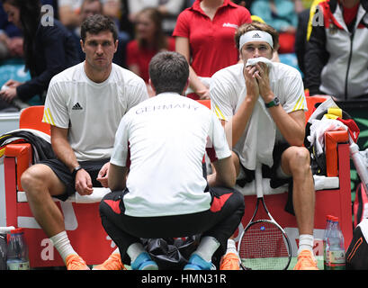 Deutsche Tennisspieler Alexander (r) und Mischa Zverev (l) im Gespräch mit Kapitän Michael Kohlmann beim Davis Cup Vorrunde Tennis match zwischen Deutschland und Belgien in der Fraport Arena, Deutschland, 4. Januar 2017. Foto: Arne Dedert/dpa Stockfoto