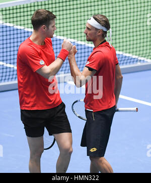 Ersten Runde belgischer Tennisspieler Joris De Loore (l) und Ruben Bemelmans beim Davis Cup Tennis-Match zwischen Deutschland und Belgien in der Fraport Arena, Deutschland, 4. Januar 2017. Foto: Arne Dedert/dpa Stockfoto