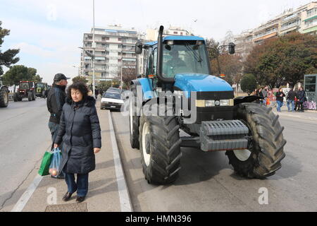 Thessaloniki, Griechenland, 4. Februar 2017. Protestierende Bauern fahren ihre Traktoren ins Zentrum des nördlichen griechischen Hafen Stadt von Thessaloniki.  Griechische Bauern gegen Erhöhungen der Steuern und Sozialversicherungsbeiträge, die sie bezahlen. Bildnachweis: Orhan Zolak / Alamy Live News Stockfoto