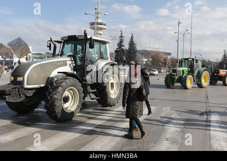 Thessaloniki, Griechenland, 4. Februar 2017. Protestierende Bauern fahren ihre Traktoren ins Zentrum des nördlichen griechischen Hafen Stadt von Thessaloniki.  Griechische Bauern gegen Erhöhungen der Steuern und Sozialversicherungsbeiträge, die sie bezahlen. Bildnachweis: Orhan Zolak / Alamy Live News Stockfoto