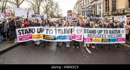 London, UK. 4. Februar 2017. Tausende marschierten durch London, von der amerikanischen Botschaft in Grosvenor Square zur Downing Street auf Whitehall, Protest gegen Donald Trumps neue Anti-muslimischen Einwanderungspolitik und Theresa May Absprachen mit ihm. David Rowe / Alamy Live News Stockfoto