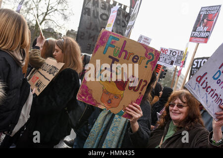 London, UK. 4. Februar 2017. Tausende von Demonstranten gegen Trumps Einwanderung Verbot versammelten sich vor der US-Botschaft in Grosvenor Square und marschierten zur Downing Street. Aktivisten, Gewerkschafter und andere behandelt die Massen in Grosvenor Square und am Whitehall. Bildnachweis: Jacob Sacks-Jones/Alamy Live-Nachrichten. Stockfoto