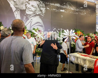 Sao Paulo, Brasilien. 4. Februar 2017. Dona Marisa Leticia Körper wird in der Union von der ABC-Schlosser bekleidet. (Foto: Bruna Custódio/Fotoarena) Credit: Foto Arena LTDA/Alamy Live-Nachrichten Stockfoto