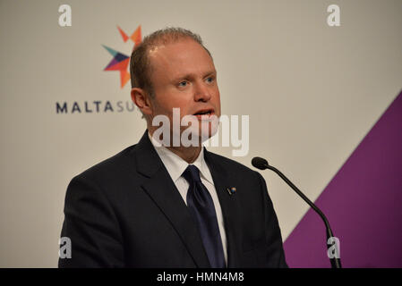 Valletta, Malta. 3. Februar 2017. Maltesischen Premierministers Joseph Muscat spricht bei einem Gipfeltreffen des Europäischen Rates in Valletta, Malta, Freitag, 3. Februar 2017. Ein anhaltenden Strom von Migranten aus dem Nahen Osten und Afrika drängt der Europäische Rat einige Zusammenarbeit mit der libyschen Regierung gegen die Strömung von Migranten entlang der zentralen Mittelmeerroute gefordert zu handeln. Bildnachweis: Kendall Gilbert/Alamy Live-Nachrichten Stockfoto