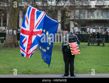 London, UK. 4. Februar 2017. Anti-Austritt Demonstrant mit EU und britische Flaggen in Grosvenor Square in der Nähe von US-Botschaft. © Guy Corbishley/Alamy Live-Nachrichten Stockfoto