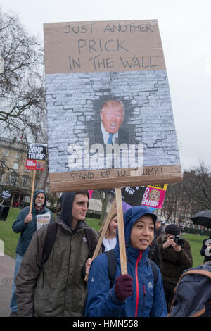 London, UK. 4. Februar 2017. Tausende von Demonstranten März zwischen der amerikanischen Botschaft in Grosvenor Square, Downing Street, aus Protest gegen Donald Trump umstrittene Reise verbieten Credit: Adrian Looby/Alamy Live-Nachrichten Stockfoto