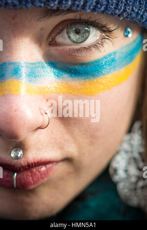 London, UK. 4. Februar 2017. Ein pro-Ukraine-Anhänger mit Flagge der Ukraine Bemalung verbindet den Protest mit Verzögerung Artikel 50 und Austritt gegenüber Downing Street. © Guy Corbishley/Alamy Live-Nachrichten Stockfoto