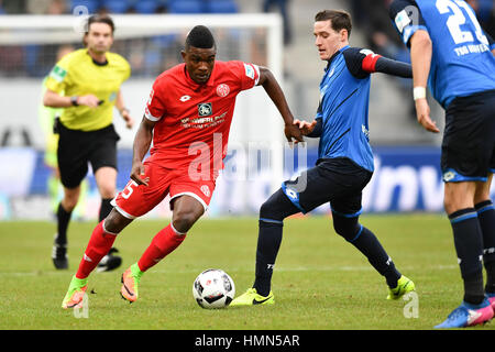 Der Mainzer Jhon Cordoba (l) und Hoffenheim Sebastian Rudy wetteifern um die Kugel während der deutschen Fußball-Bundesliga-Spiel zwischen 1899 Hoffenheim und FSV Mainz 05 in der Rhein-Neckar-Arena in Sinsheim, Deutschland, 4. Februar 2017.     (EMBARGO Bedingungen - Achtung: aufgrund der Akkreditierungsrichtlinien die DFL nur erlaubt die Veröffentlichung und Nutzung von bis zu 15 Bilder pro Spiel im Internet und in Online-Medien während des Spiels.) Foto: Uwe Anspach/dpa Stockfoto