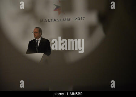 Valletta, Malta. 3. Februar 2017. Der französische Präsident François Hollande spricht auf einer Pressekonferenz während des Gipfels des Europäischen Rates in Valletta, Malta, Freitag, 3. Februar 2017. Ein anhaltenden Strom von Migranten aus dem Nahen Osten und Afrika drängt der Europäische Rat einige Zusammenarbeit mit der libyschen Regierung gegen die Strömung von Migranten entlang der zentralen Mittelmeerroute gefordert zu handeln. Bildnachweis: Kendall Gilbert/Alamy Live-Nachrichten Stockfoto