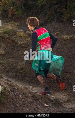 UK Sport: Ilkley Moor, West Yorkshire, UK. 4. Februar 2017. Läuferin, Jane McCarthy, die an die 23 Meile Rombalds Stride Winter Challenge, die Sie gewann, die airedale Tal, über Rombalds Moor zu Ilkley und über Otley Chevin. Rebecca Cole/Alamy leben Nachrichten Stockfoto