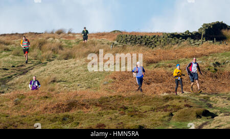 UK Sport: Ilkley Moor, West Yorkshire, Großbritannien. 4. Februar 2017.  Läufer, die Teilnahme an der 23 Meile Rombalds Stride Winter Challenge, Rombalds Moor in Ilkley und über Otley Chevin talaufwärts Airedale durchgehen. Rebecca Cole/Alamy Live-Nachrichten Stockfoto