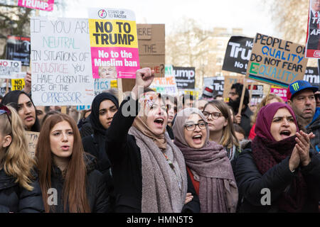 London, UK. 4. Februar 2017. Tausende von Menschen marschieren durch die Londoner zum protest gegen die Reisebeschränkungen in die Vereinigten Staaten durch Executive Order auf sieben mehrheitlich muslimischen Ländern auferlegt durch Präsident Donald Trump und den Mangel an Kritik dieser Maßnahmen durch die britische Regierung. Die Bestellung durch Präsident Trump verbietet Reisen in die Vereinigten Staaten aus Iran, Irak, Syrien, Sudan, Somalia, Libyen und Jemen. Bildnachweis: Mark Kerrison/Alamy Live-Nachrichten Stockfoto