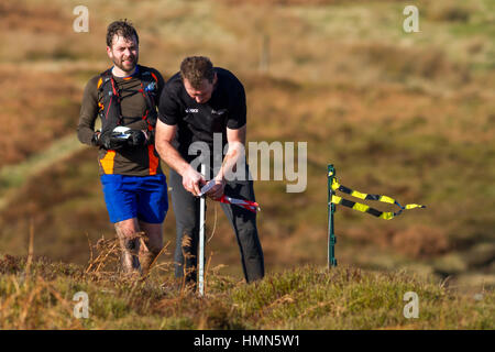 UK Sport: Ilkley Moor, West Yorkshire, Großbritannien. 4. Februar 2017.  Läufer, die Teilnahme an der 23 Meile Rombalds Stride Winter Challenge, Rombalds Moor in Ilkley und über Otley Chevin talaufwärts Airedale durchgehen. Rebecca Cole/Alamy Live-Nachrichten Stockfoto