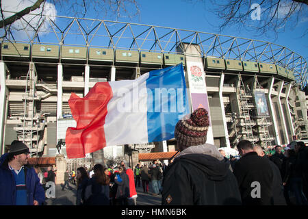 London, Großbritannien. 4 Feb, 2017. Farbenfrohe, englischen und französischen Fans kommen für die Rbs 6 nations Öffnung, die Auseinandersetzung zwischen England und Frankreich bei Twickenham Credit: Amer ghazzal/alamy leben Nachrichten Stockfoto