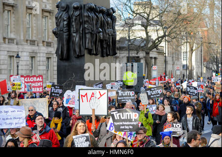 London, UK.  4. Februar 2017.  Tausende von Menschen tragen Plakate und gegen Rassismus und Islamfeindlichkeit, gelten außerhalb Downing Street auf Whitehall, gegen das Reiseverbot für Muslime, aus sieben Ländern, die von Donald Trump, US-Präsident verhängt.  © Stephen Chung / Alamy Live News Stockfoto