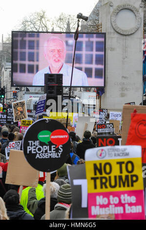 London, UK.  4. Februar 2017.  Labour-Chef, Jeremy Corbyn sieht geben eine Videobotschaft für Tausende von Menschen, die gegen Rassismus und Islamfeindlichkeit, stehen, die von der US-Botschaft nach Whitehall gegen die Reise marschierten Verbot der Muslime, aus sieben Ländern, die von Donald Trump, US-Präsident verhängt.  © Stephen Chung / Alamy Live News Stockfoto