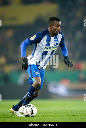 Dortmund, Deutschland. 8. Februar 2017. Herthas Salomon Kalou in Aktion während der DFB-Pokal-Runde 16 Fußballspiel zwischen Borussia Dortmund und Hertha BSC im Signal Iduna Park in Dortmund, Deutschland, 8. Februar 2017. -KEIN Draht-SERVICE - Foto: Thomas Eisenhuth/Dpa-Zentralbild/ZB/Dpa/Alamy Live News Stockfoto