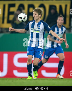 Dortmund, Deutschland. 8. Februar 2017. Herthas Genki Haraguchi in Aktion während der DFB-Pokal-Runde 16 Fußballspiel zwischen Borussia Dortmund und Hertha BSC im Signal Iduna Park in Dortmund, Deutschland, 8. Februar 2017. -KEIN Draht-SERVICE - Foto: Thomas Eisenhuth/Dpa-Zentralbild/ZB/Dpa/Alamy Live News Stockfoto