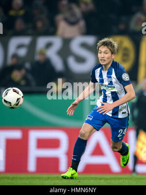 Dortmund, Deutschland. 8. Februar 2017. Herthas Genki Haraguchi in Aktion während der DFB-Pokal-Runde 16 Fußballspiel zwischen Borussia Dortmund und Hertha BSC im Signal Iduna Park in Dortmund, Deutschland, 8. Februar 2017. -KEIN Draht-SERVICE - Foto: Thomas Eisenhuth/Dpa-Zentralbild/ZB/Dpa/Alamy Live News Stockfoto