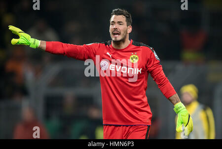 Dortmund, Deutschland. 8. Februar 2017. Dortmunds Torhüter Roman Buerki reagiert während der DFB-Pokal Runde von sechzehn Fußballspiel zwischen Borussia Dortmund und Hertha BSC im Signal Iduna Park in Dortmund, Deutschland, 8. Februar 2017. -KEIN Draht-SERVICE - Foto: Thomas Eisenhuth/Dpa-Zentralbild/ZB/Dpa/Alamy Live News Stockfoto