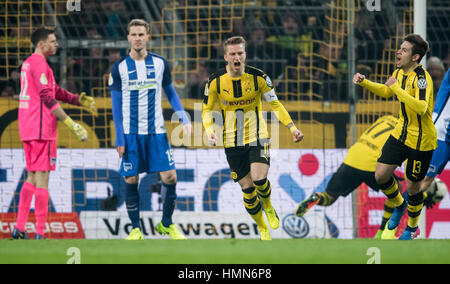 Dortmund, Deutschland. 8. Februar 2017. Dortmunder Marco Reus (c) feiert sein Tor im DFB-Pokal Runde von sechzehn Fußballspiel zwischen Borussia Dortmund und Hertha BSC im Signal Iduna Park in Dortmund, Deutschland, 8. Februar 2017. -KEIN Draht-SERVICE - Foto: Thomas Eisenhuth/Dpa-Zentralbild/ZB/Dpa/Alamy Live News Stockfoto