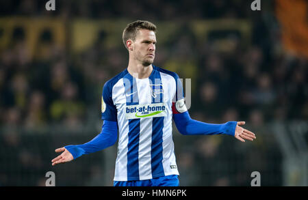 Dortmund, Deutschland. 8. Februar 2017. Herthas Sebastian Langkamp reagiert während der DFB-Pokal Runde von sechzehn Fußballspiel zwischen Borussia Dortmund und Hertha BSC im Signal Iduna Park in Dortmund, Deutschland, 8. Februar 2017. -KEIN Draht-SERVICE - Foto: Thomas Eisenhuth/Dpa-Zentralbild/ZB/Dpa/Alamy Live News Stockfoto