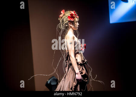 Mailand, Italien. 9. Februar 2017. Schoko-Modenschau im Salon du Chocolat 2017, die wichtigste Veranstaltung rund um die Schokolade der Welt Kredit: Mairo Cinquetti/Alamy Live News Stockfoto