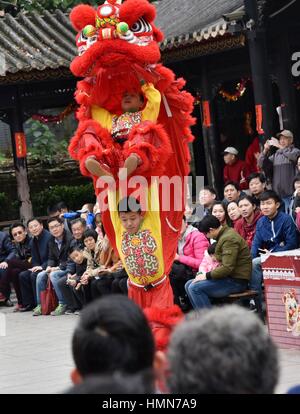 Foshan, China Guangdong Provinz. 10. Februar 2017. Touristen sehen Sie Löwe-Tanz-Performance im Ancestral Tempel in Foshan, Guangdong Provinz Süd-China, 10. Februar 2017. Traditionelle Kampfkünste und Löwe-Tanz-Performance in Foshan locken viele Touristen das Laternenfest rückt näher. Bildnachweis: Zhou Ke/Xinhua/Alamy Live-Nachrichten Stockfoto