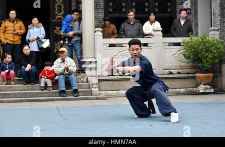 Foshan, China Guangdong Provinz. 10. Februar 2017. Touristen sehen Martial-Arts-Leistung in der Huang Feihong Memorial Hall in Foshan, Guangdong Provinz Süd-China, 10. Februar 2017. Traditionelle Kampfkünste und Löwe-Tanz-Performance in Foshan locken viele Touristen das Laternenfest rückt näher. Bildnachweis: Zhou Ke/Xinhua/Alamy Live-Nachrichten Stockfoto