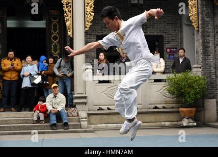 Foshan, China Guangdong Provinz. 10. Februar 2017. Touristen sehen Martial-Arts-Leistung in der Huang Feihong Memorial Hall in Foshan, Guangdong Provinz Süd-China, 10. Februar 2017. Traditionelle Kampfkünste und Löwe-Tanz-Performance in Foshan locken viele Touristen das Laternenfest rückt näher. Bildnachweis: Zhou Ke/Xinhua/Alamy Live-Nachrichten Stockfoto