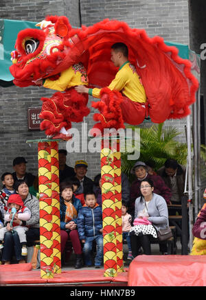 Foshan, China Guangdong Provinz. 10. Februar 2017. Touristen sehen Sie Löwe-Tanz-Performance im Ancestral Tempel in Foshan, Guangdong Provinz Süd-China, 10. Februar 2017. Traditionelle Kampfkünste und Löwe-Tanz-Performance in Foshan locken viele Touristen das Laternenfest rückt näher. Bildnachweis: Zhou Ke/Xinhua/Alamy Live-Nachrichten Stockfoto