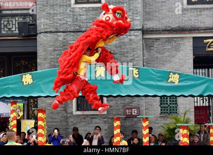 Foshan, China Guangdong Provinz. 10. Februar 2017. Touristen sehen Sie Löwe-Tanz-Performance im Ancestral Tempel in Foshan, Guangdong Provinz Süd-China, 10. Februar 2017. Traditionelle Kampfkünste und Löwe-Tanz-Performance in Foshan locken viele Touristen das Laternenfest rückt näher. Bildnachweis: Zhou Ke/Xinhua/Alamy Live-Nachrichten Stockfoto