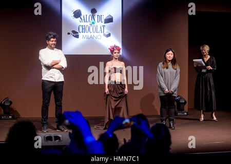 Mailand, Italien. 9. Februar 2017. Schoko-Modenschau im Salon du Chocolat 2017, die wichtigste Veranstaltung rund um die Schokolade der Welt Kredit: Mairo Cinquetti/Alamy Live News Stockfoto