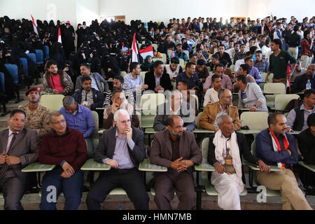 9. Februar 2017 - haben feiern stattgefunden auf dem Universitätscampus der Stadt Taiz zum Gedenken an den sechsten Jahrestag des arabischen Frühlings sowie die jemenitische Revolution, die ehemaligen Präsident Ali Abdullah Saleh gestürzt. Die Feierlichkeiten gehörten Aufführungen und Vorträge, nahmen von politischen und militärischen Führern der Brunnen als Mitglieder des Widerstands Taiz (Credit-Bild: © Abdulnasser Alseddik/ImagesLive über ZUMA Draht) Stockfoto