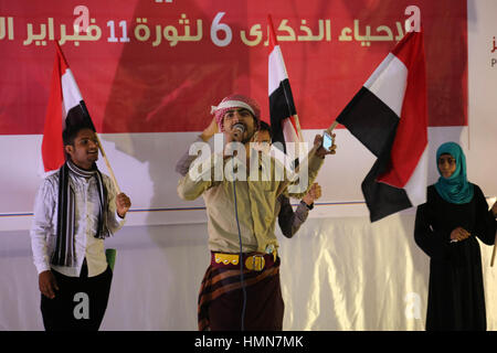 9. Februar 2017 - haben feiern stattgefunden auf dem Universitätscampus der Stadt Taiz zum Gedenken an den sechsten Jahrestag des arabischen Frühlings sowie die jemenitische Revolution, die ehemaligen Präsident Ali Abdullah Saleh gestürzt. Die Feierlichkeiten gehörten Aufführungen und Vorträge, nahmen von politischen und militärischen Führern der Brunnen als Mitglieder des Widerstands Taiz (Credit-Bild: © Abdulnasser Alseddik/ImagesLive über ZUMA Draht) Stockfoto