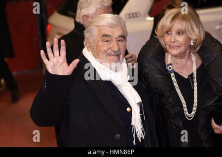 Berlin, Deutschland. 9. Februar 2017. Mario Adorf und seine Frau Monique Faye Teilnahme an der Eröffnungsfeier mit "Django" premiere auf der 67. Berlin International Film Festival/Berlinale 2017 im Berlinale-Palast am 9. Februar 2017 in Berlin, Deutschland. | Nutzung weltweit Credit: Dpa/Alamy Live-Nachrichten Stockfoto