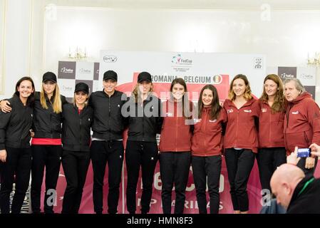 10. Februar 2017: Das Gruppenfoto: Belgien L und rumänischen Team R während der Pressekonferenz anlässlich der Zeichnung Zeremonie vor FED-Cup von BNP 2017 Spiel zwischen Rumänien und Belgien im Hotel Intercontinental, Bukarest, Rumänien ROU. Foto: CronosFoto/Catalin Soare Stockfoto