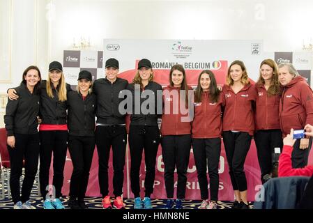 10. Februar 2017: Das Gruppenfoto: Belgien L und rumänischen Team R während der Pressekonferenz anlässlich der Zeichnung Zeremonie vor FED-Cup von BNP 2017 Spiel zwischen Rumänien und Belgien im Hotel Intercontinental, Bukarest, Rumänien ROU. Foto: CronosFoto/Catalin Soare Stockfoto