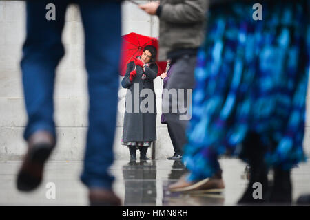 Trafalgar Square, London, UK. 10. Februar 2017. Kalt und nass Tag in London. Bildnachweis: Matthew Chattle/Alamy Live-Nachrichten Stockfoto